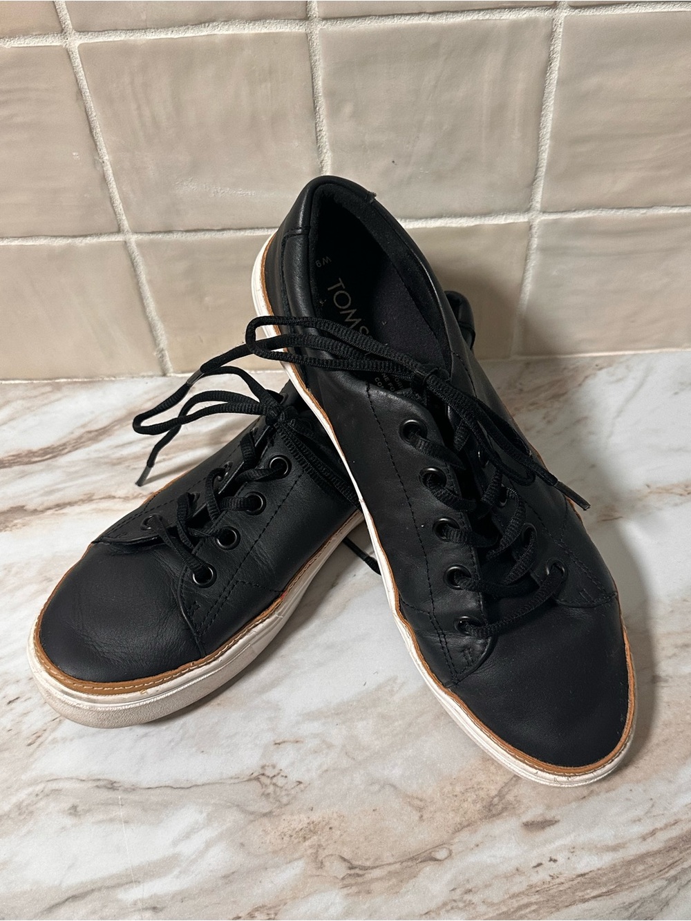 Women’s Black leather Toms sneakers in US 9 #toms #leather #tennis